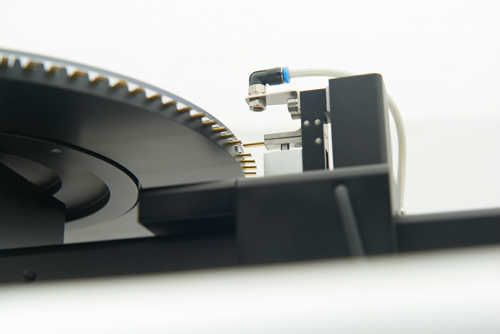 引張試験機と100本装填可能なカセット