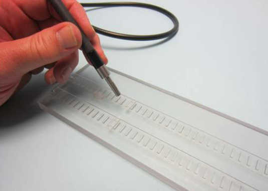 カーボン単繊維の接着作業